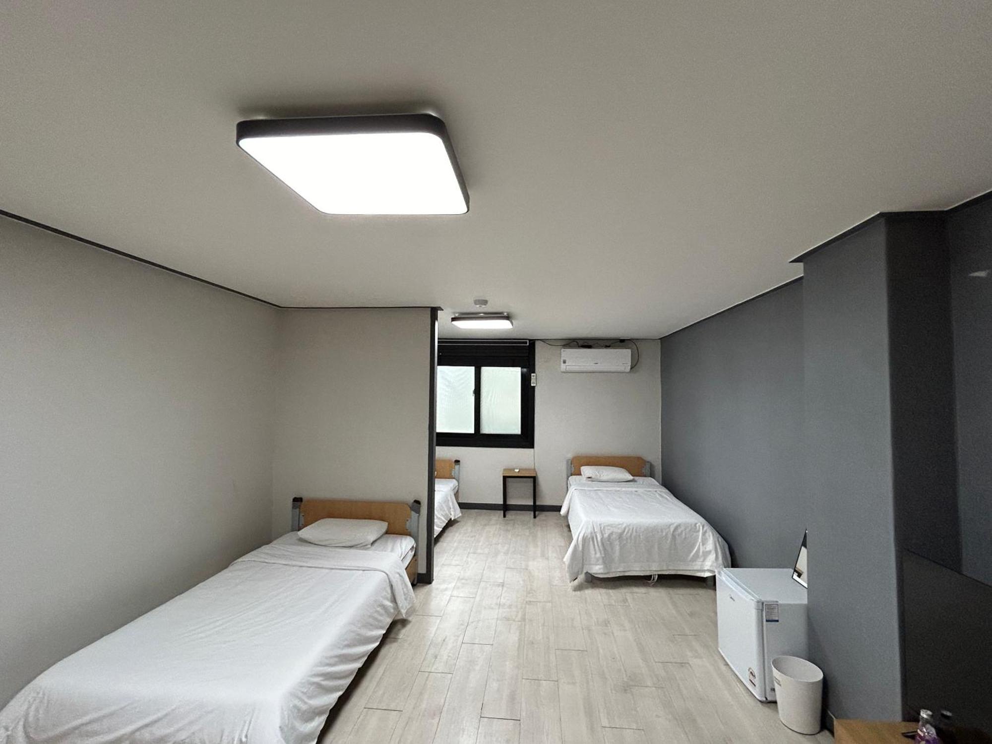 Deluxe Motel Geoje Room photo