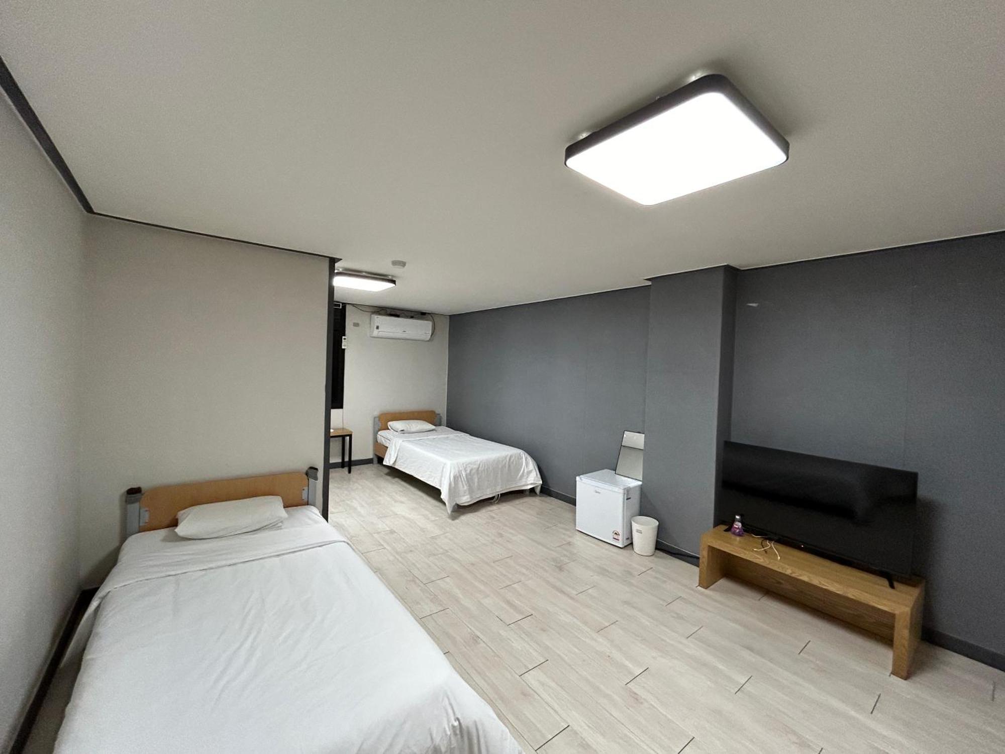 Deluxe Motel Geoje Room photo