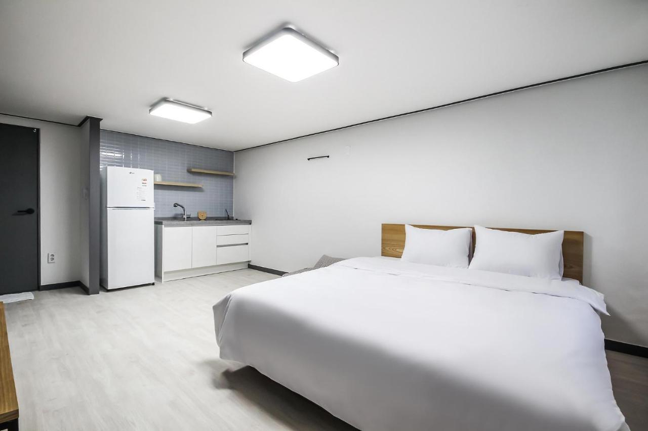 Deluxe Motel Geoje Exterior photo